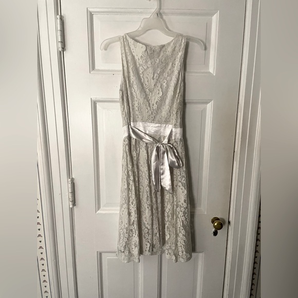 Ouges Elegant Lace Sleeveless Dress in White - Picture 2 of 5